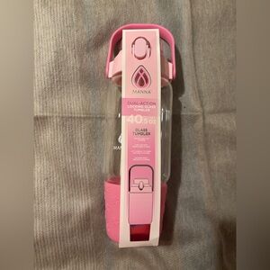 Manna NWT Dual-Action Locking Glass Tumbler Pink Daisy 40.5 oz